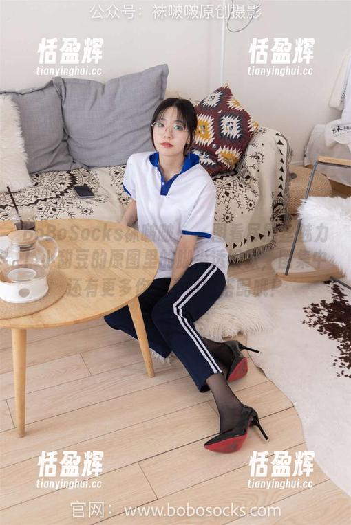 BoBoSocks袜啵啵 - 一图看尽黑丝魅力！小甜豆的原图里的脚尖透明款，图集中还有更多你想不到的搭配哦！