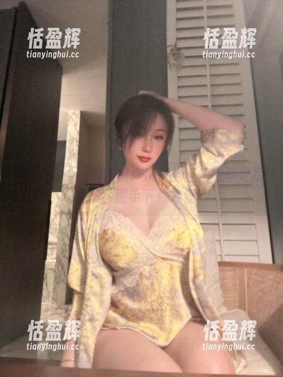 微密圈 - 日常舔屏：MIYA香槟比基尼写真集，顺手下载方便！
