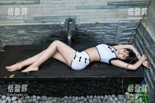 TuiGirl推女郎 - 原图没处理的黑白私拍，哈尼宝宝这次又在玩什么花样？