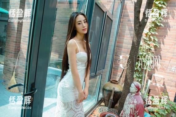UGirls尤果网 - 看田梓茵的私房夏日写真，难道冬天没拍的任务都转到夏天了吗？