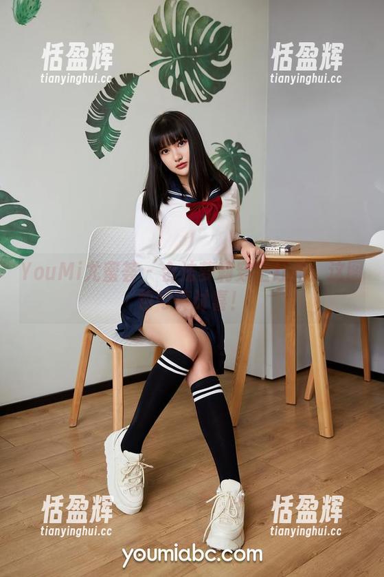 YouMi尤蜜荟 - 合法萝莉穿上红裙：这图包可真讨喜！