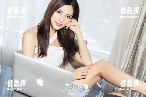 克拉女神 - 苏棠图包里的透皙白脚，真让人想多看一眼，这不是在夸张吧？
