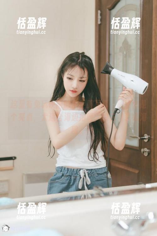 这里有兔玩映画的水手服写真，原图也是个亮点，太适合海边拍呀，想去假装成海鸥。