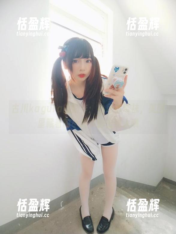 古川kagura的新作：白色吊带袜，美图里藏着的小细节都很迷人哦