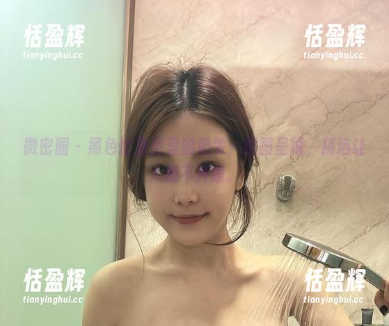微密圈 - 黑色比基尼里的奶雯：原图呈现，精选让人挪不开眼。