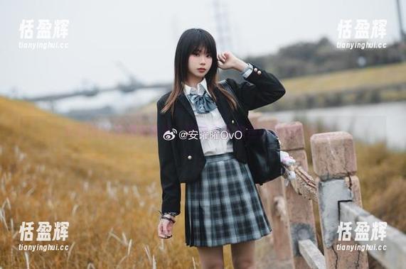 安曜曜的美腿大曝光，图集里的快递小哥都想留意！