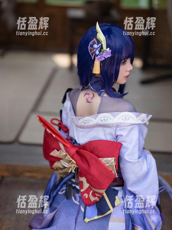 小仓千代w的写真，宛如胜利女神与毒蛇伙伴一场捉迷藏！