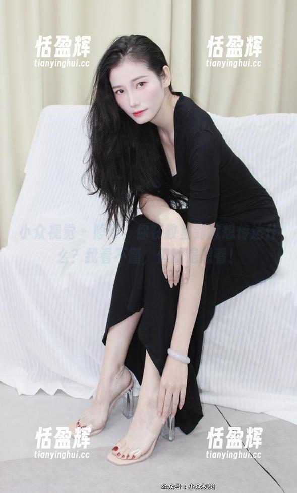 小众视觉-婷婷 小众视觉 - 婷婷,你在教室到底想传达什么?我看不懂,但就是想看!