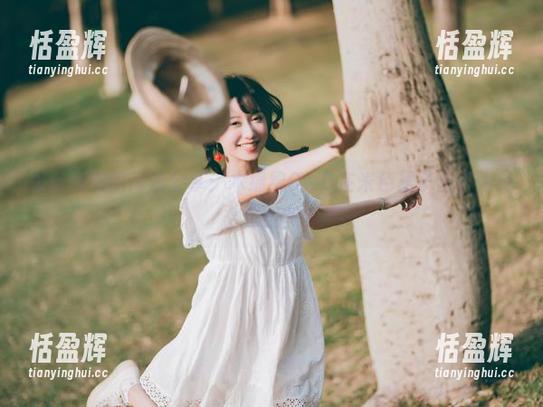 来自海滩的高清分享：木绵绵OwO在米色裙子里，为什么这么美？