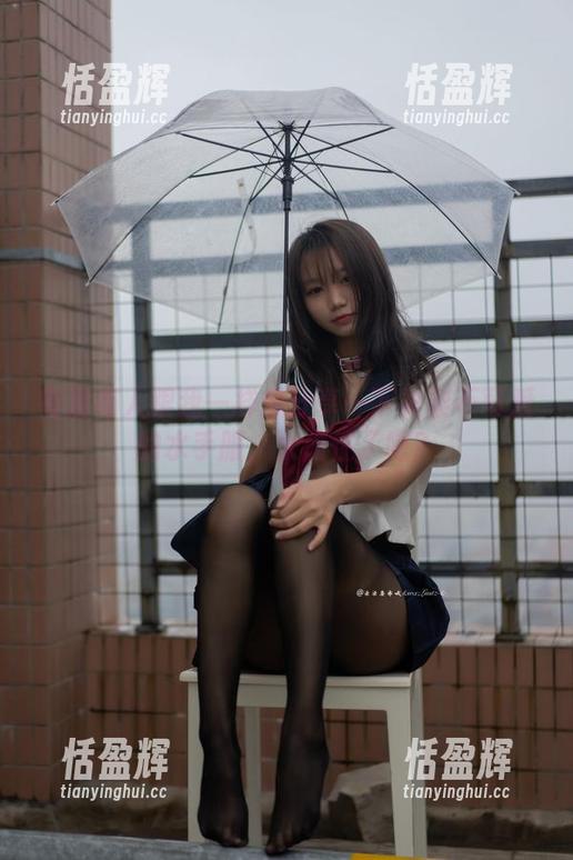 有没有人跟我一样想分享一下柒柒不可爱的水手服，太魔性了吧？