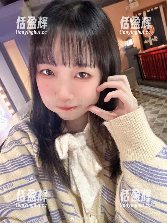 随着炸酱沐沐的泳装游动：原图的深度探索和图册的碎片拼凑