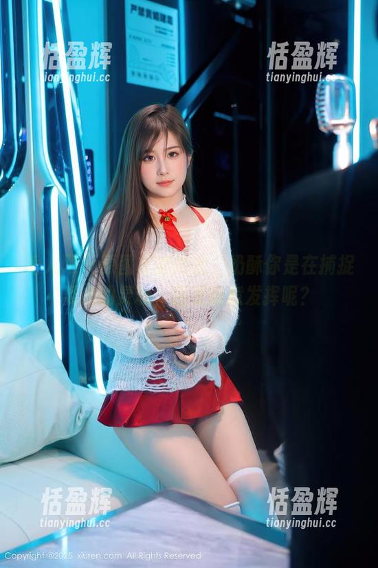 秀人网 - 原图里的肉丝，奶酥你是在捕捉姿态的灵魂，还是随意发挥呢？