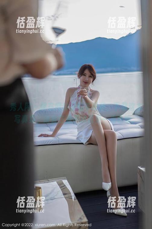 秀人网 - 摔在网袜里的岑雨桥，下载这本写真集，谁会在意不过就是一点色嘛。