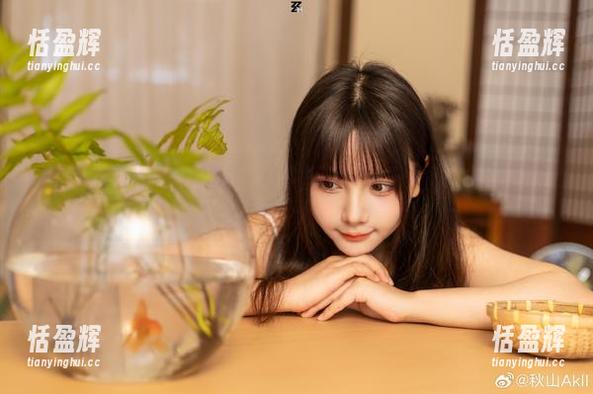 秋山AkI 秋的恋情加秋山AkI的套图,这组合得离谱,下载前让我心中涌起一丝不安。