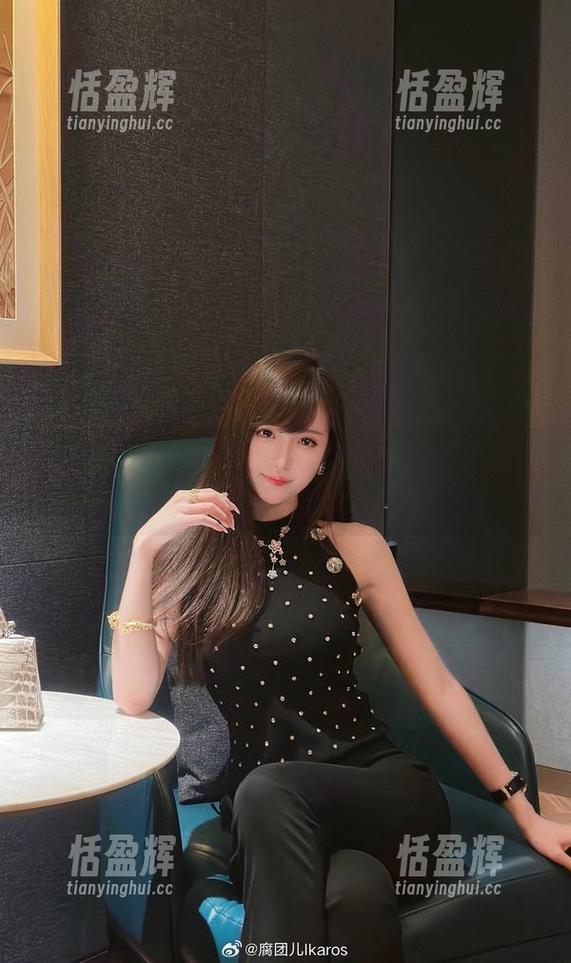 看！腐团儿Ikaros修女写真中的那个高清瞬间真是让人想满分默写！