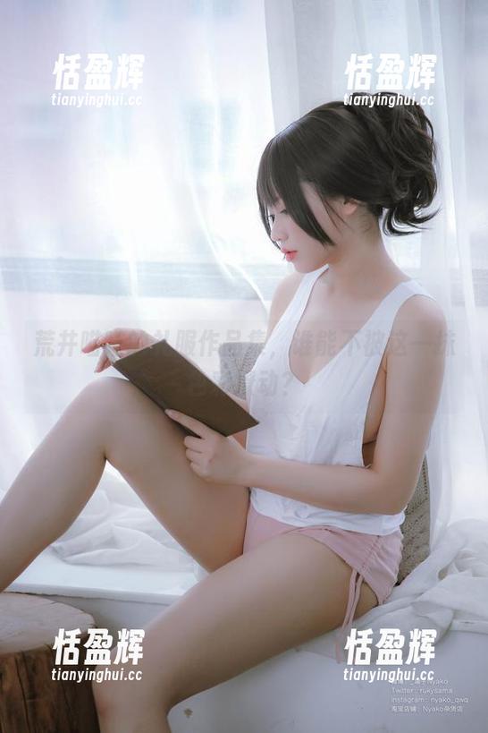荒井喵喵的礼服作品集，谁能不被这一抹色彩撩动？