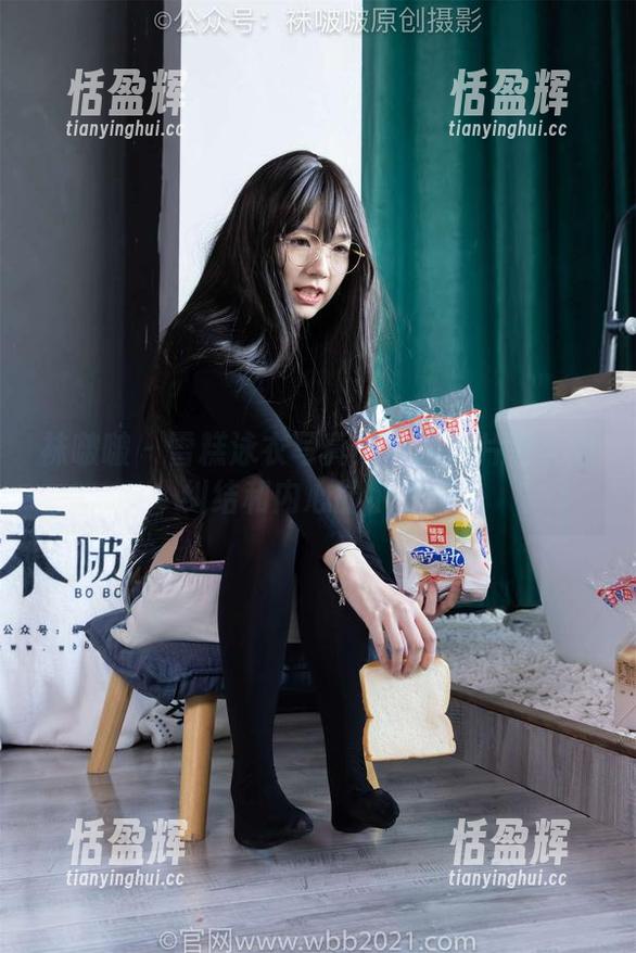 袜啵啵 - 雪糕泳衣写真：一张照片包含的纠结和内心的小戏剧