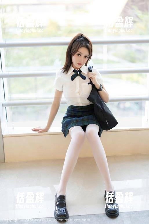 语画界 - 杨晨晨的黑色时刻，美图一击即中，竟让我忽略了周围的喧嚣。