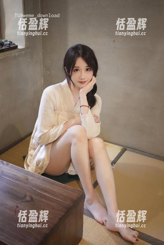 微密圈 - 美图周更新！轩子巨二兔的美足，让我考虑去开个美脚专栏！