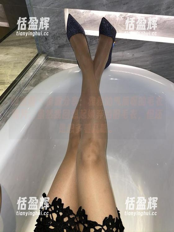 微密圈 - 资源分享：雅雅的气质呀的毛衣照片，虽然我回想起嫌弃的旧毛衣，但还是想多看几眼。
