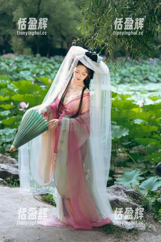 下载雯妹不讲道理的黑丝腿，完美搭配你的悬疑大片！