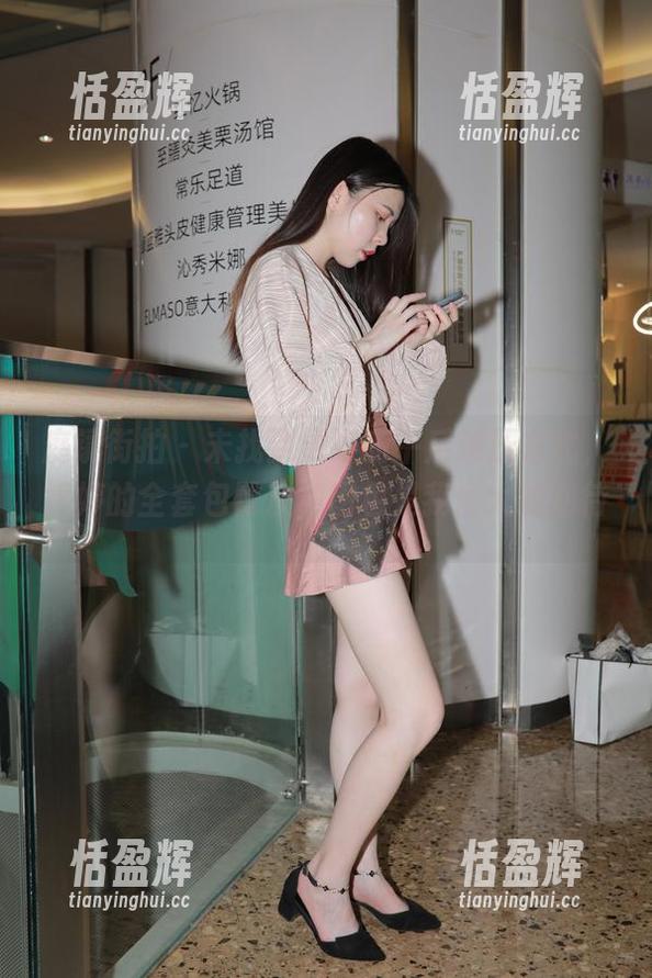魔镜街拍-婷婷 魔镜街拍 - 未找到更好的午后解压方式,婷婷的全套包臀灰裙图包是我最大的期待。