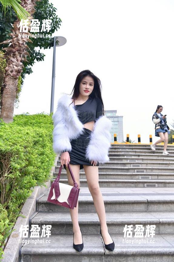 魔镜街拍 我才不信超短裙女孩的魔镜街拍资源里没有那些小巧思,怎么看的都像在邀请我凑热闹。