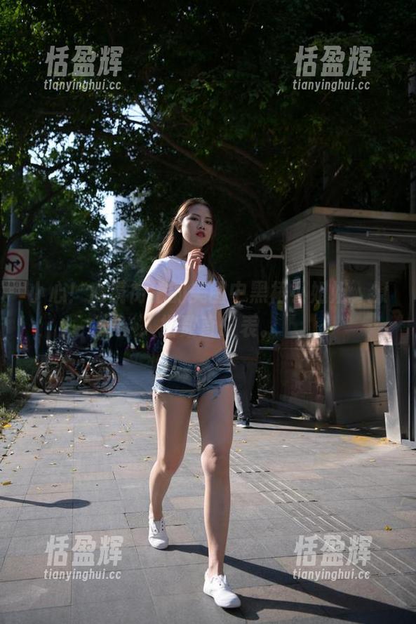 小心！魔镜街拍的美图中黑裙小姐姐，撩人指数直破表。