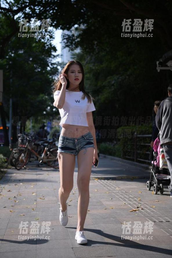 想看白裙的仙女吗？魔镜街拍放出作品集，下载后你还会觉得满意吗？